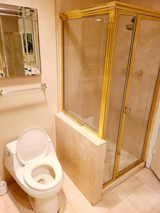 Apartment Spacious 3 Level Condo/townhouse, Free Parking.