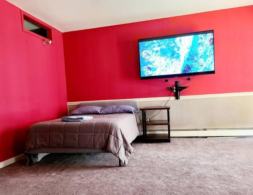 Spacious 3 Level Condo/townhouse, Free Parking. Apartment