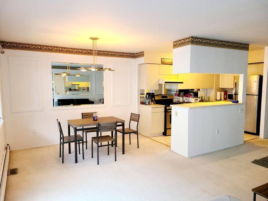 Spacious 3 Level Condo/townhouse, Free Parking. Apartment *