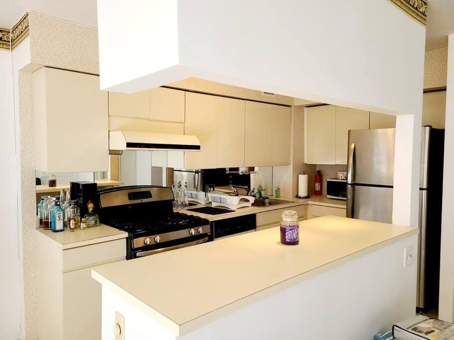 Spacious 3 Level Condo/townhouse, Free Parking. * New York