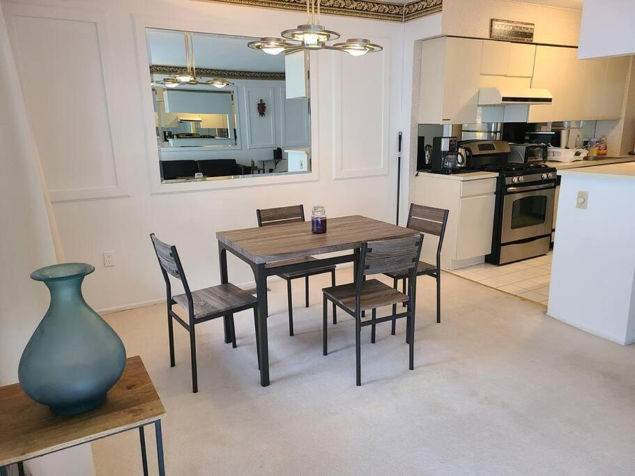 Apartment Spacious 3 Level Condo/townhouse, Free Parking.