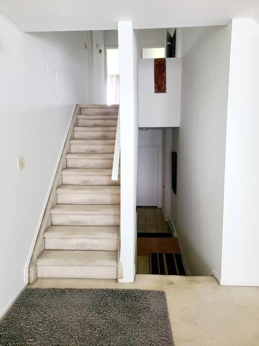 Spacious 3 Level Condo/townhouse, Free Parking. Apartment New York